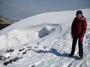 A snowdrift viewed from the side. 